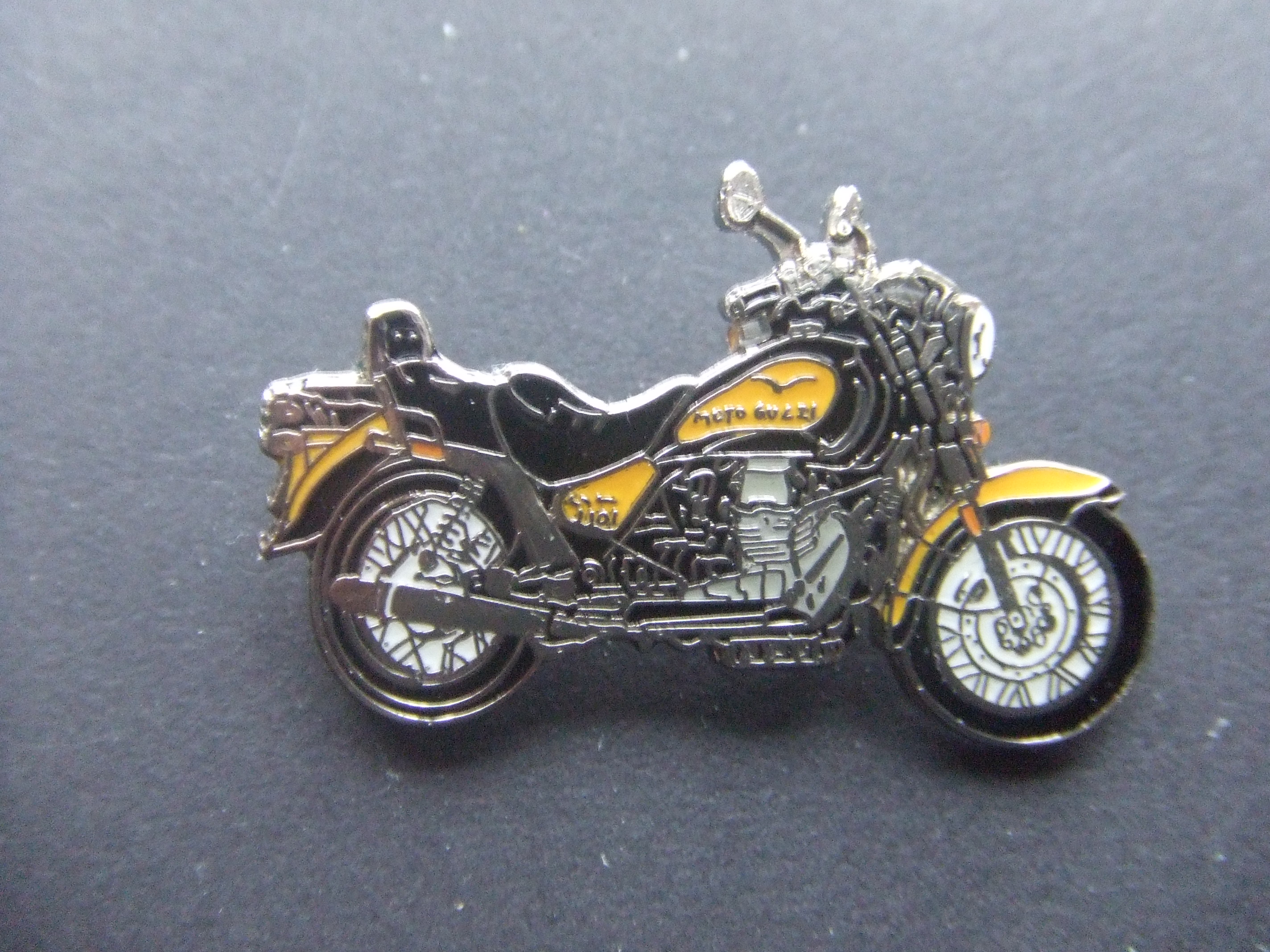 Moto Guzzi motor geel